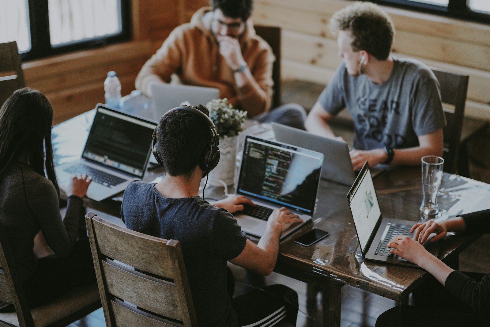 Equipe de tecnologia colaborando em um projeto digital