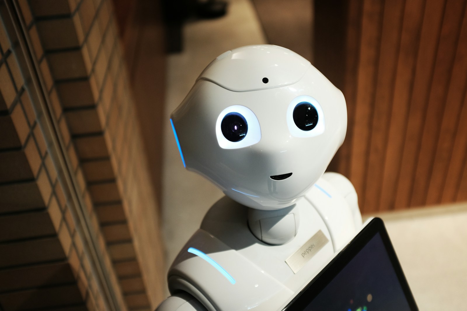 Assistente robótico representando inteligência artificial aplicada ao atendimento